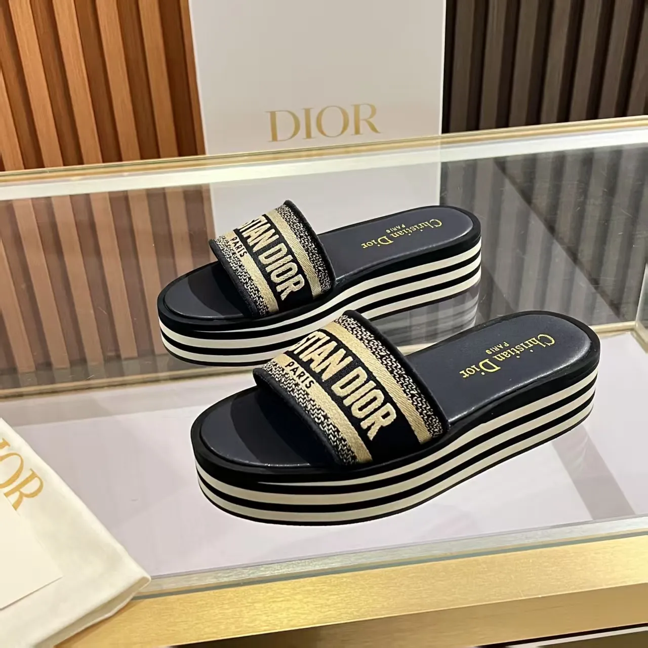 👟👟Ex-factory price 420👟👟 Dior's latest high-quality embroidered slippers - Hand-embroidered craftsmanship, time-consuming craftsmanship - Lambskin lining, breathable and soft - Non-slip rubber thick sole, lightweight cushioning - Sizes 35-40 (41 customized) ** Walk with ease, walking between art and life. ** Dior embroidered slippers - let pointe become a poetic extension of your taste and style.